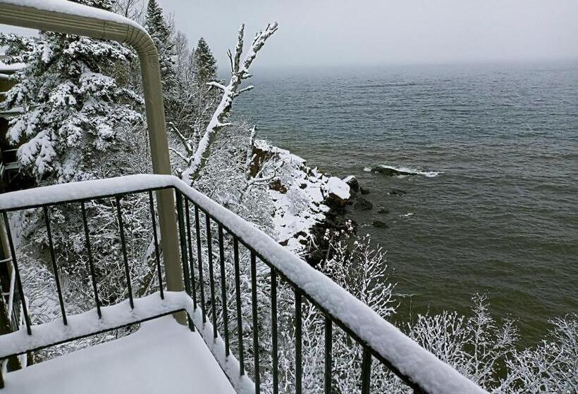 Стандартный Номер Кровать Кинг, Cliff Dweller On Lake Superior
