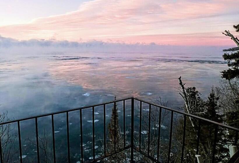 Номер Стандарт Кровать Кинг Адаптированный для Инвалидов, Cliff Dweller On Lake Superior