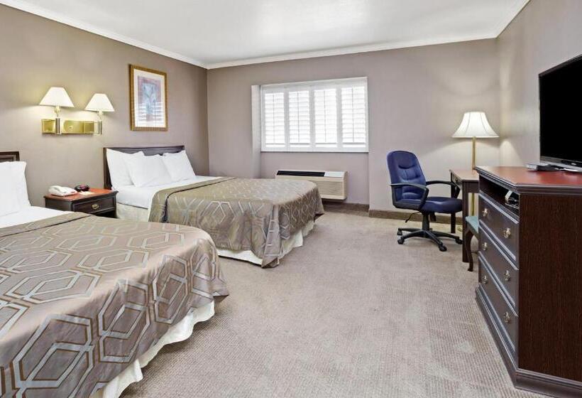 Номер Стандарт, Days Inn By Wyndham West Covina