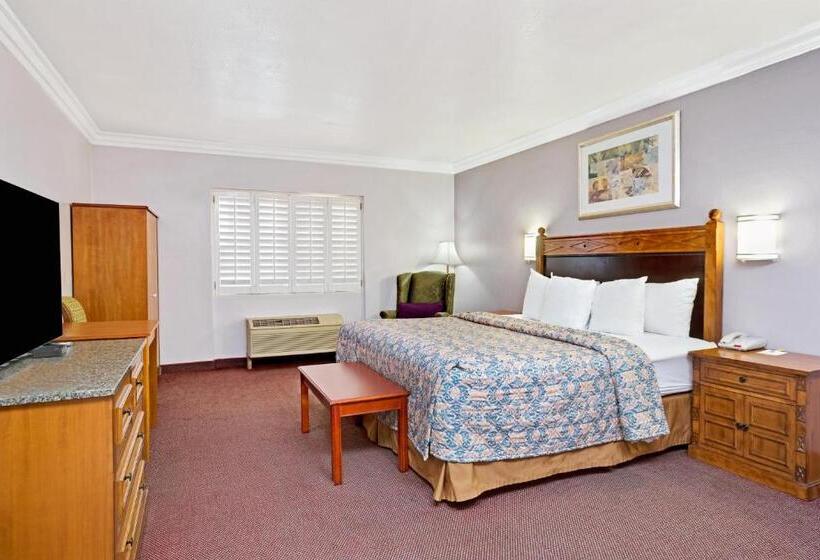스위트 킹사이즈 침대, Days Inn By Wyndham West Covina