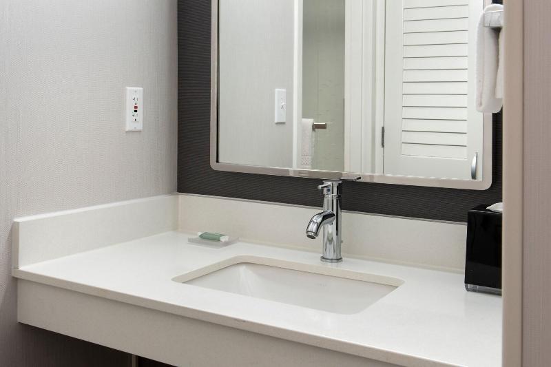스위트 킹사이즈 침대, Courtyard By Marriott Silver Spring North/white Oak