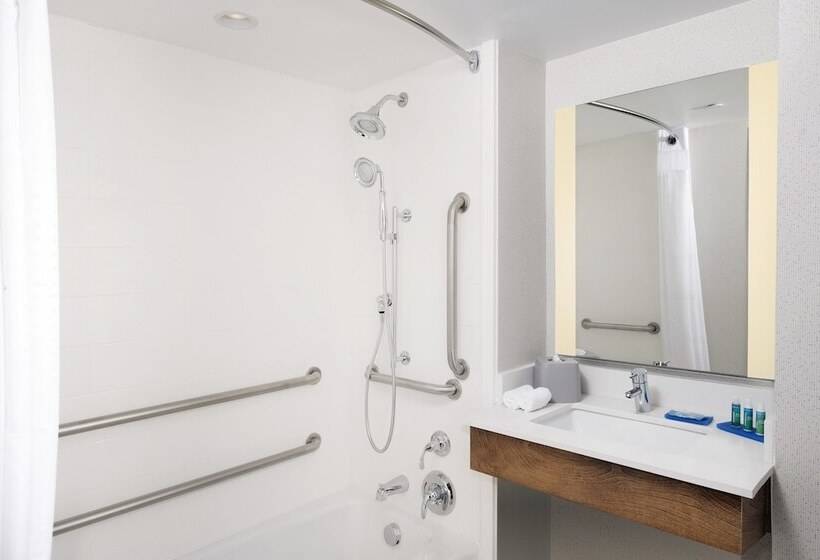 장애인을 위한 스위트, Holiday Inn Express & Suites College Park   University Area, An Ihg