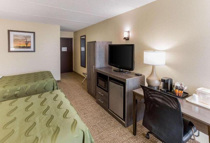 带2个双人床的标准工作室, Quality Inn & Suites