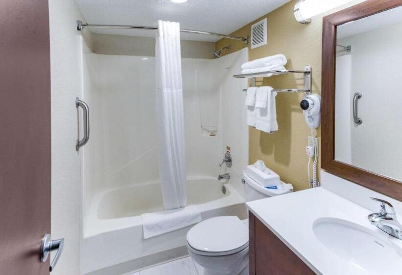 带2个双人床的标准工作室, Quality Inn & Suites