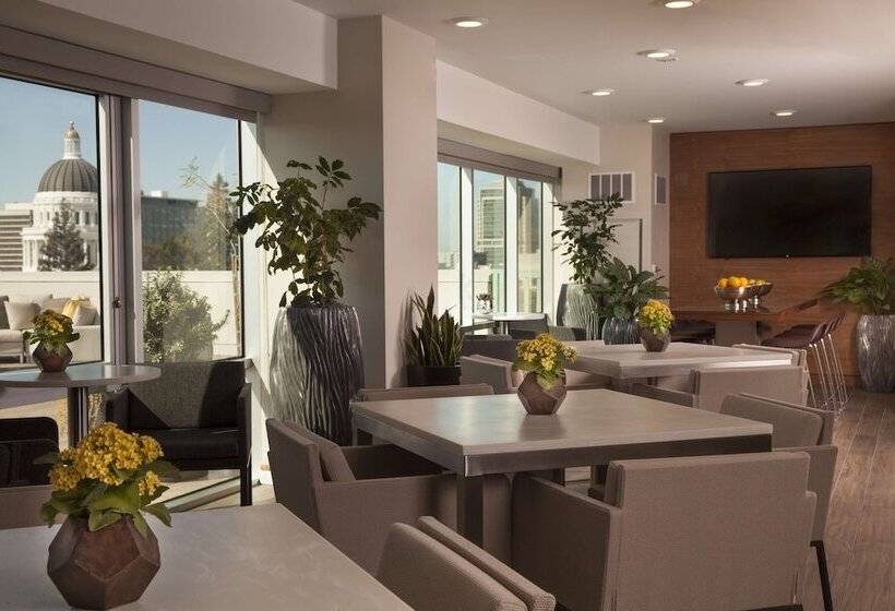 Номер Клуб, Hyatt Regency Sacramento