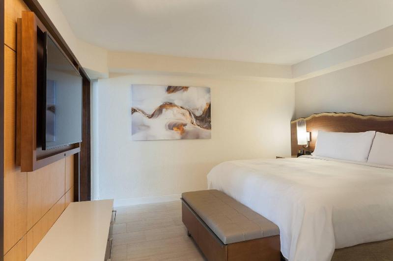 キングサイズベッドのスイートルーム, Fort Lauderdale Marriott Harbor Beach Resort & Spa