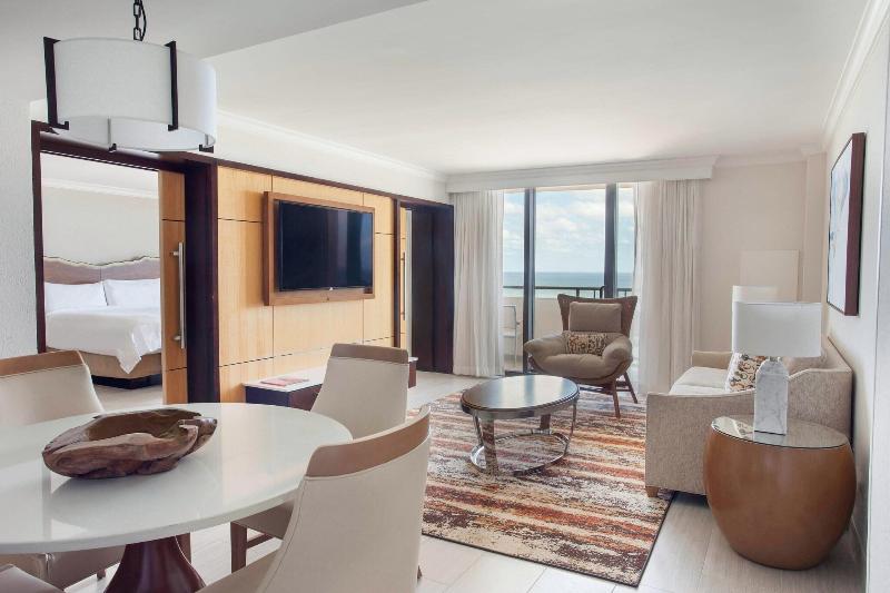 キングサイズベッドのスイートルーム, Fort Lauderdale Marriott Harbor Beach Resort & Spa