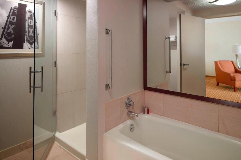 מיטת קינג בסוויטה, Atlanta Marriott Suites Midtown