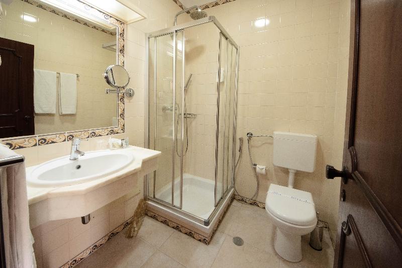 Quarto Estandar, Hilton Anatole