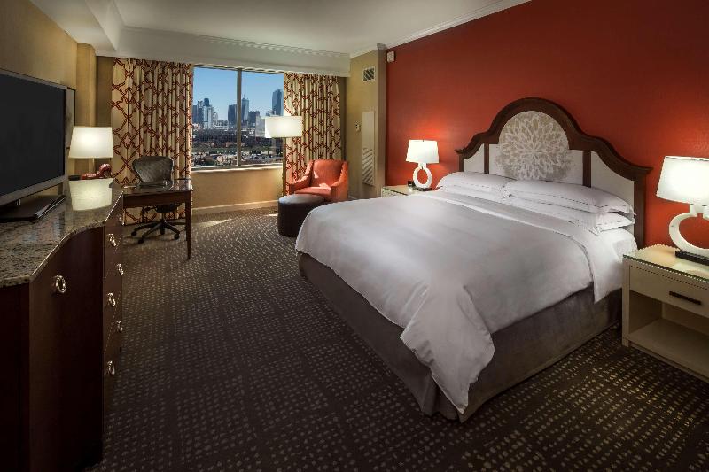 Quarto Estandar Cama King para Deficientes Físicos, Hilton Anatole