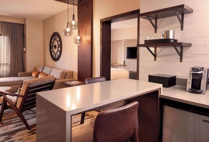 מיטת קינג בסוויטה, Hilton Denver City Center