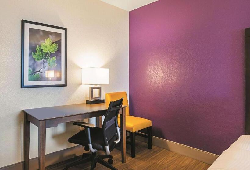 Habitació Estàndard Llit King Adaptada per a persones amb mobilitat reduïda, Wingate By Wyndham Galveston East Beach