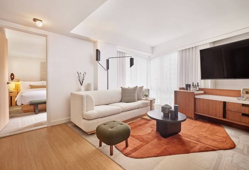 Deluxe Suite, The Jay, Autograph Collection