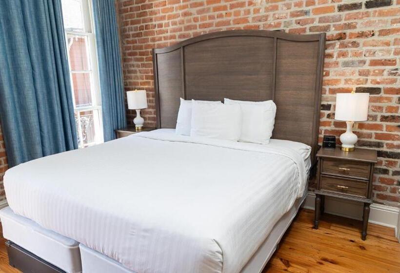 디럭스 스위트 킹 침대, Inn On St. Peter, A French Quarter Guest Houses Property