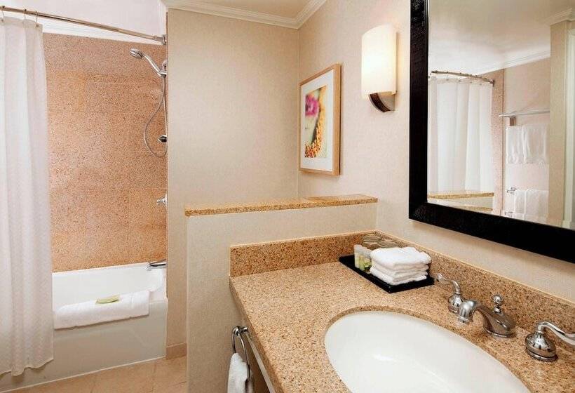 اتاق پرمیوم با چشم‌انداز دریا, Moana Surfrider, A Westin Resort & Spa, Waikiki Beach