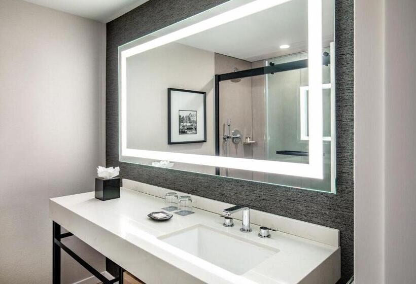 اتاق استاندارد با تخت بزرگ برای معلولان, Sheraton Portsmouth Harborside