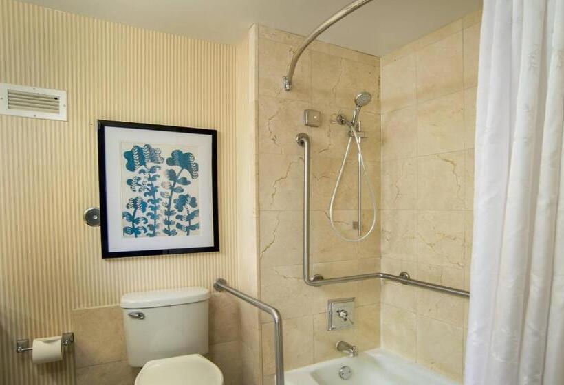 Номер Стандарт 2 Двуспальные Кровати, Sheraton Westport Lakeside Chalet