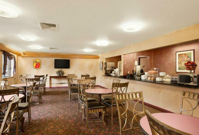 适合残疾人士使用的带超级大床的标准间, Super 8 By Wyndham Milwaukee Airport