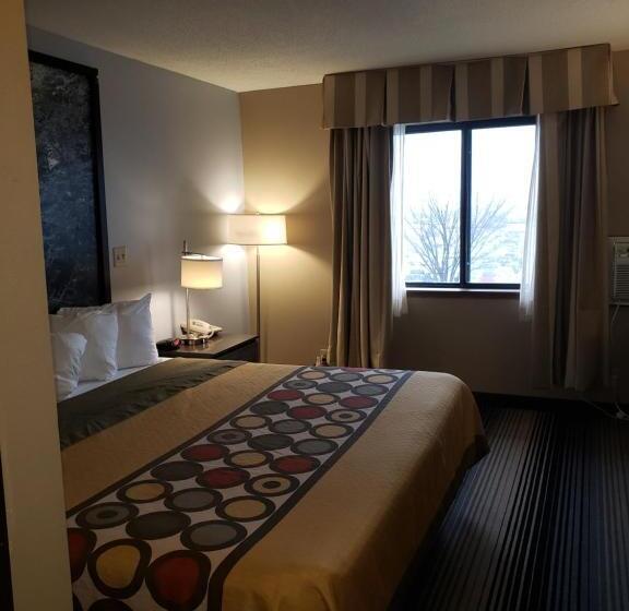 带大床的标准间, Super 8 By Wyndham Milwaukee Airport