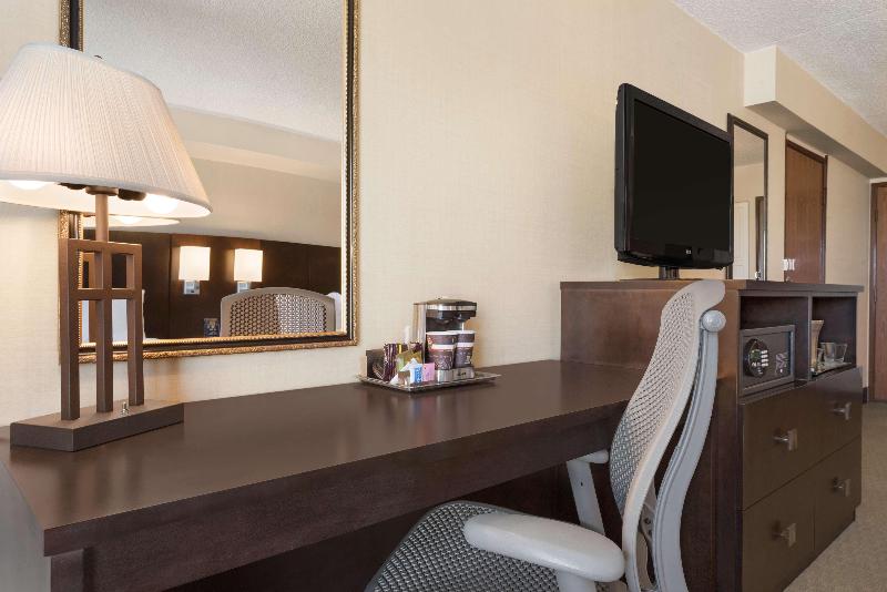 اتاق استاندارد با تخت بزرگ, Doubletree By Hilton Hotel Wichita Airport