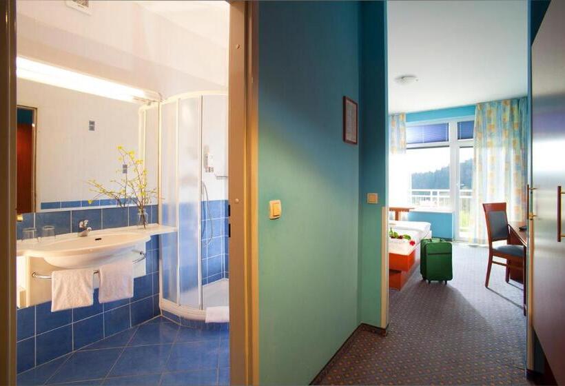 اتاق راحتی با چشم‌انداز استخر, Terme Topolsica Hotel Vesna