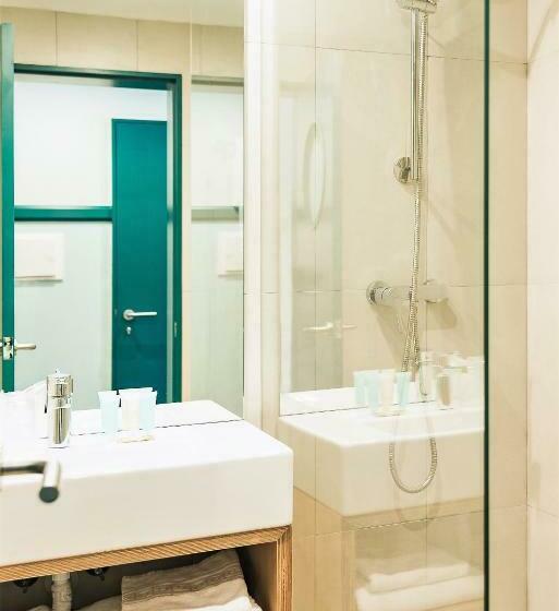 اتاق استاندارد با بالکن, Holiday Inn Express And Suites Lisbon Principe Real By Ihg