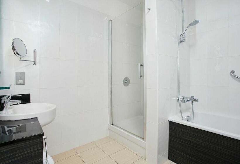 اتاق اجرایی, Leonardo Dublin Christchurch