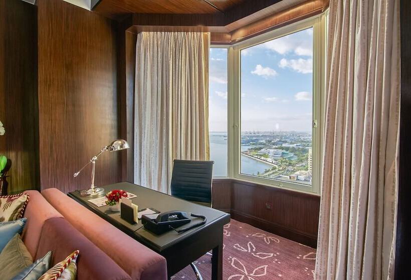 Номер Клуб, Diamond Hotel Philippines