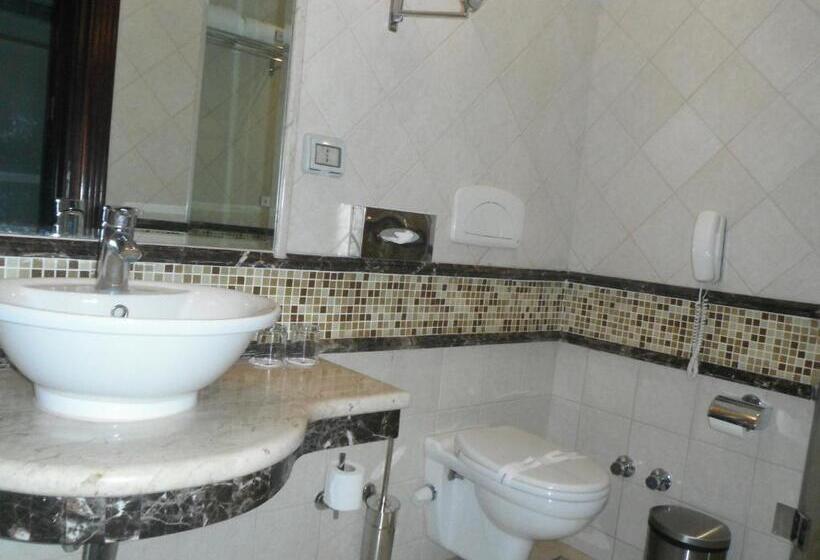 سوییت با چشم‌انداز دریا, Romance Alexandria
