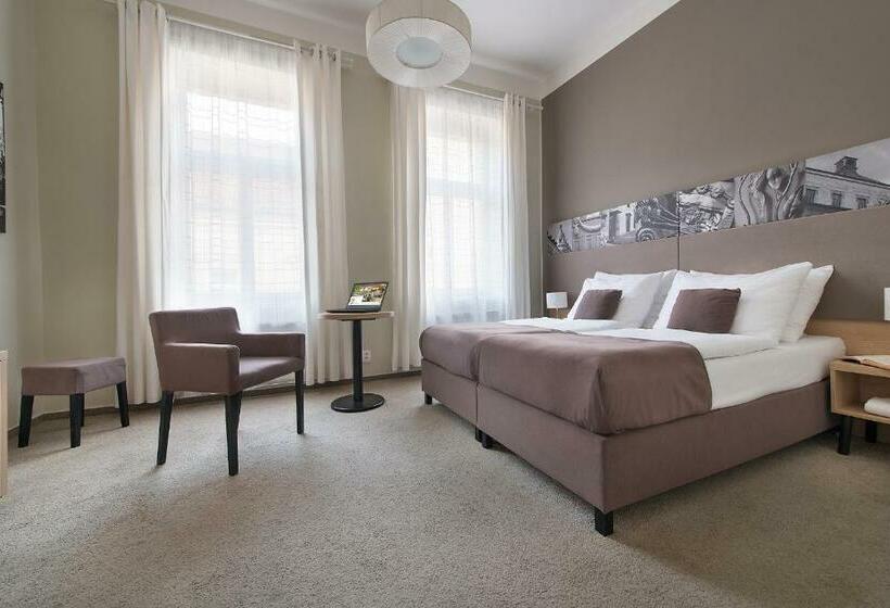 Quarto Comfort, Three Crowns