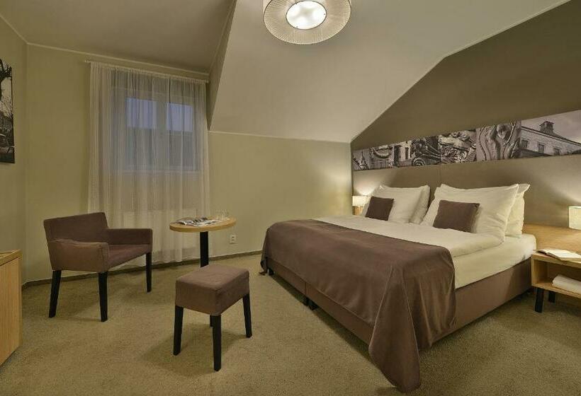 Quarto Comfort, Three Crowns