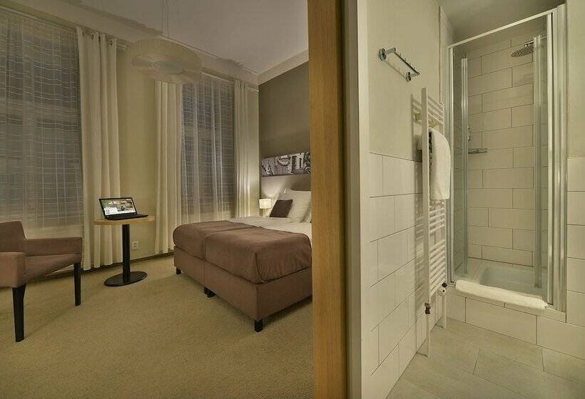 Quarto Comfort, Three Crowns