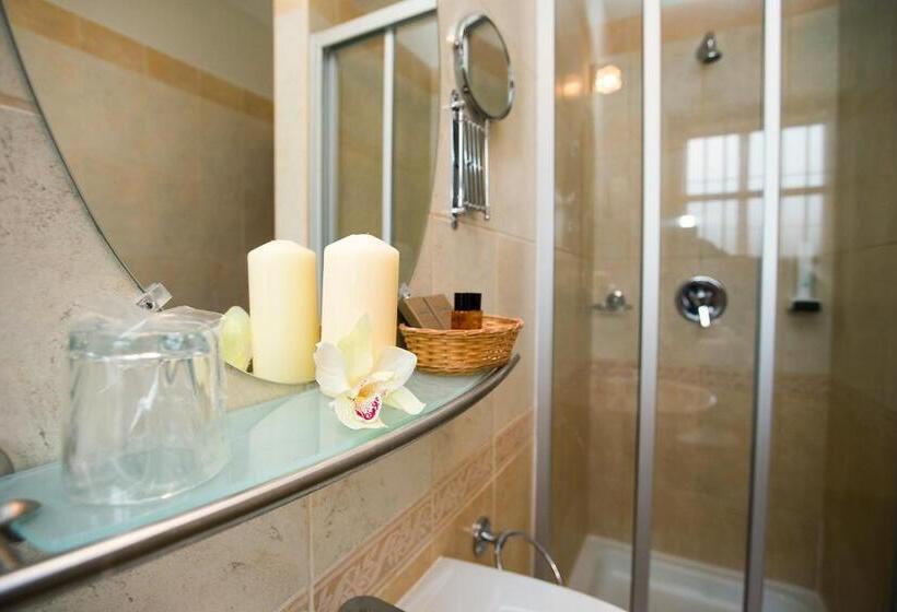 اتاق استاندارد سه نفره, Villa Völgy Wellness & Konferencia