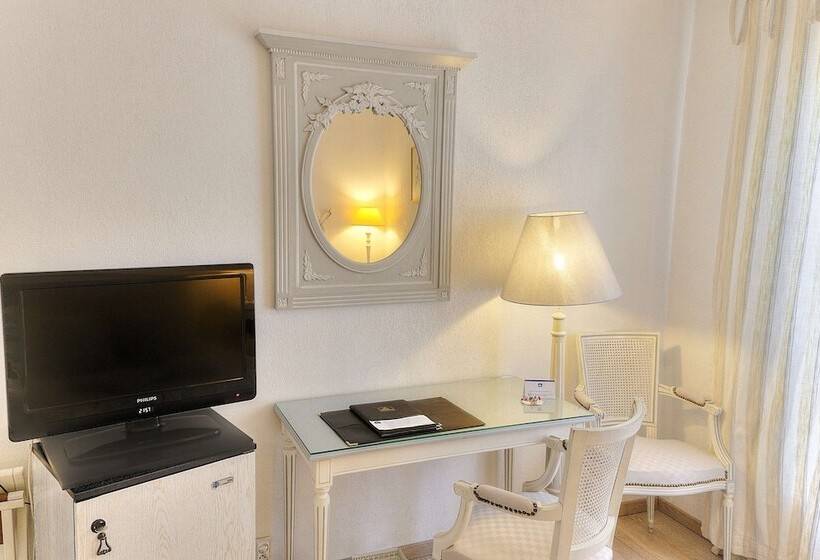 Номер Superior Вид на Бассейн, Best Western L'Orangerie