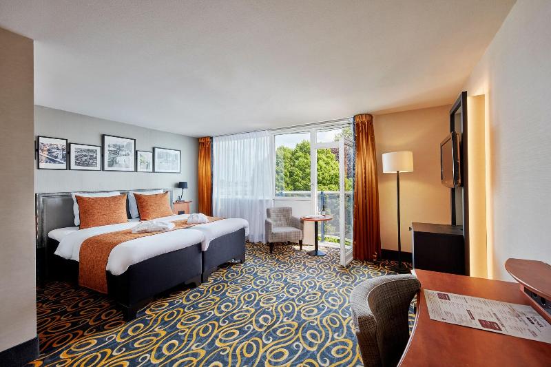 Deluxe Room with Balcony, Carlton Square