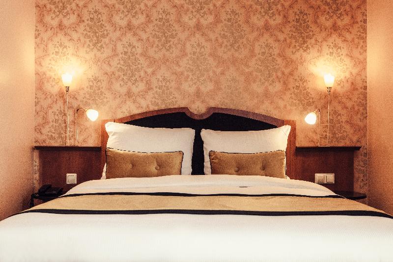 Standard Room, Carlton Square