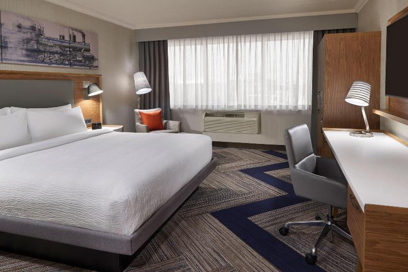 キングサイズベッドのスタンダードルーム, Four Points By Sheraton Windsor Downtown