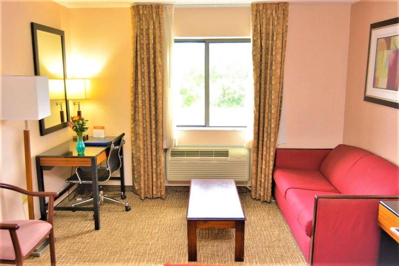 장애인을 위한 킹사이즈 침대 스탠다드 룸, Surestay Plus By Best Western Reading North