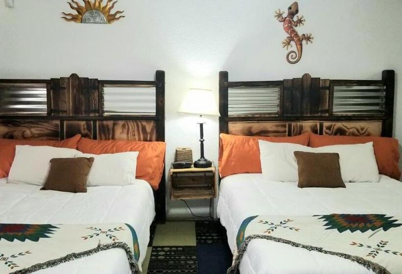 ファミリールーム, Adobe Sands Motel