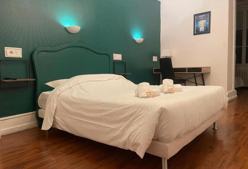 اتاق استاندارد سه نفره, Hôtel & Restaurant Le Patio Vichy
