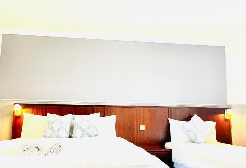Economy Triple Room, The Lovat