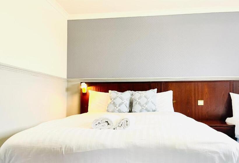 Economy Triple Room, The Lovat