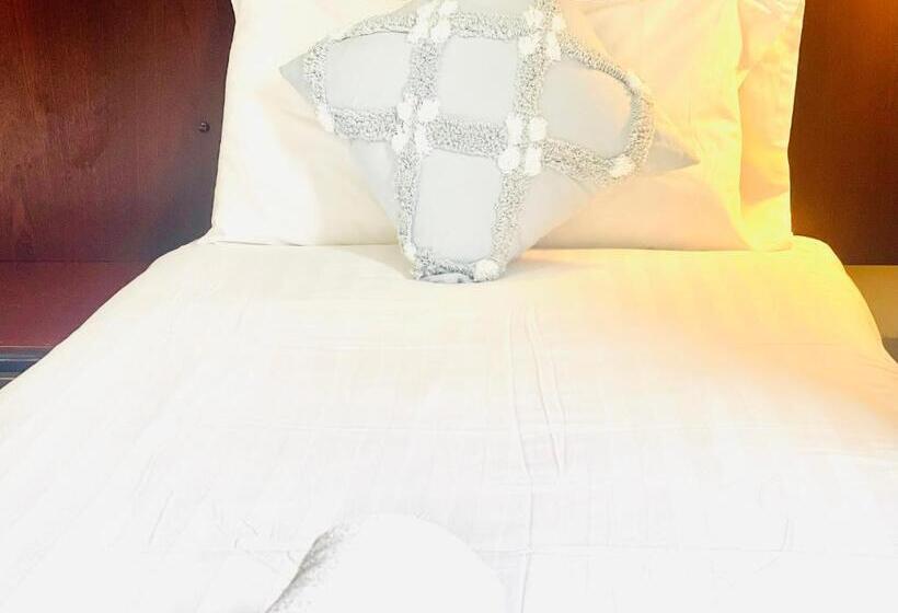 Economy Triple Room, The Lovat
