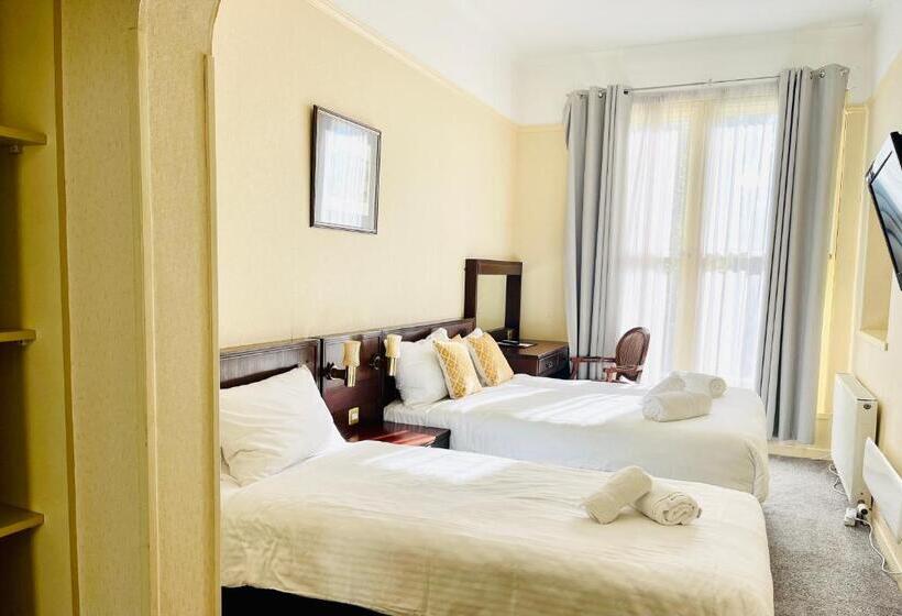 Economy Triple Room, The Lovat