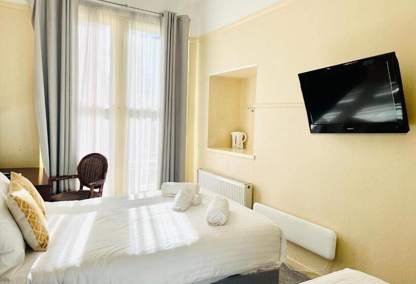 Economy Triple Room, The Lovat