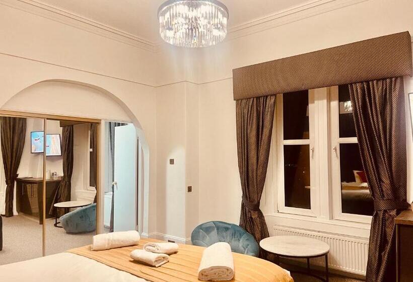 Deluxe Suite King Bed, The Lovat