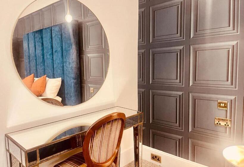 Deluxe Suite King Bed, The Lovat