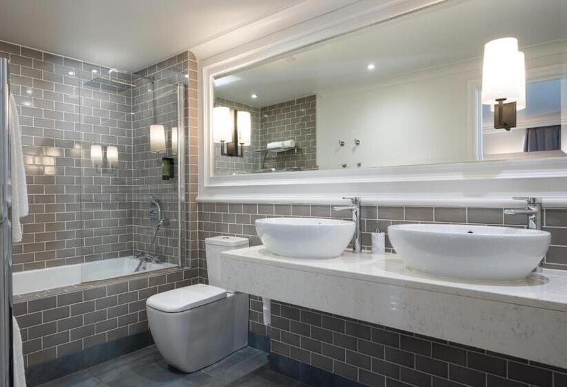جناح, Ivanhoe Inn And