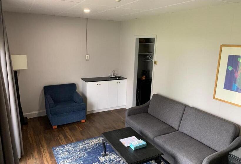 Suite with lake view, Caswell Resort