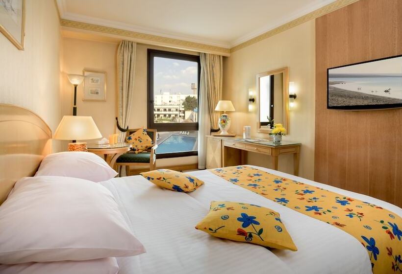 اتاق استاندارد با چشم‌انداز استخر, Le Passage Cairo Hotel & Casino